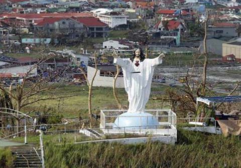 Estátua de Jesus Cristo fica intactac após furacão nas Filipinas