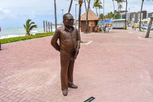 Prefeito Rui Palmeira inaugura escultura do escritor Lêdo Ivo em Jatiúca