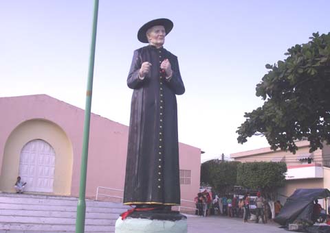 Vandalismo ? em União, estátua de religioso em praça pública tem cajado furtado