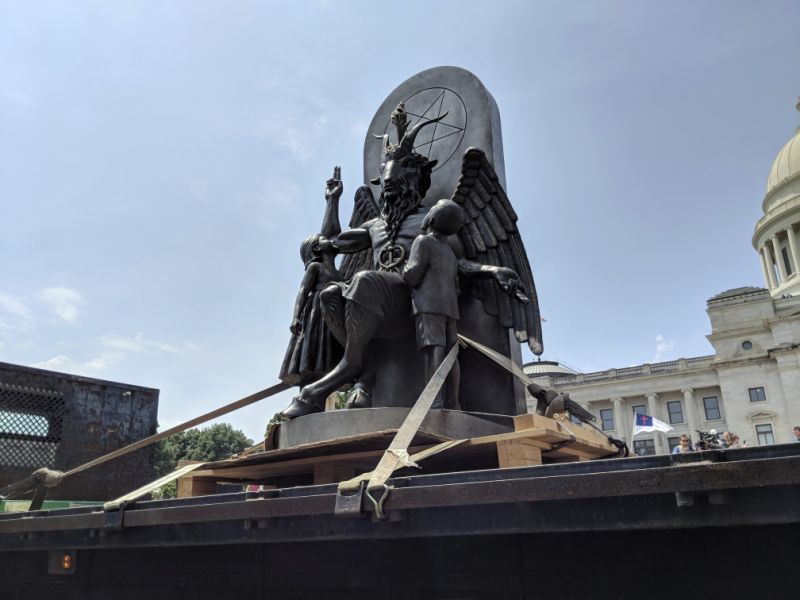 Instalaram uma estátua satânica em frente à sede do governo do Arkansas