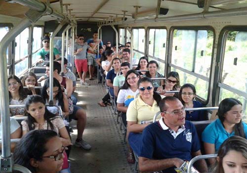 Vergonha - Ônibus com alunos da UFPE quebra na estrada de acesso a Serra da Barriga
