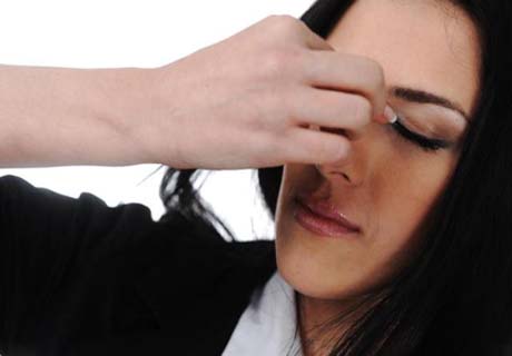 Mulheres atingem pico do estresse aos 34 anos; auge da felicidade é aos 25