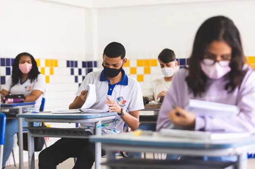 Escolas estaduais, municipais e particulares mantêm obrigatoriedade da máscara