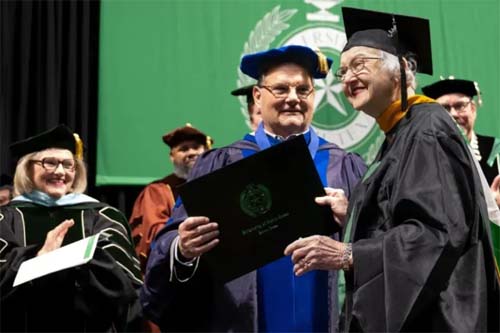 Estudante de 90 anos é mulher mais velha a concluir curso universitário nos EUA