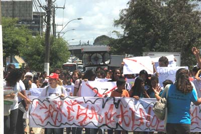 Estudantes e movimentos sociais protestam contra a passagem