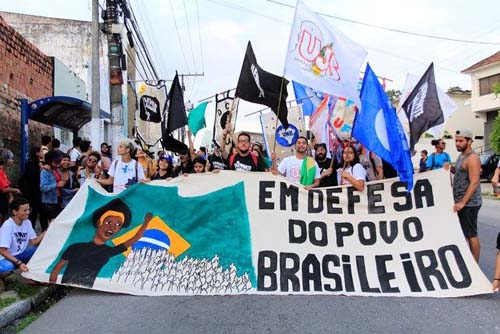 Educação reúne 2 mil pessoas em protesto em Alagoas