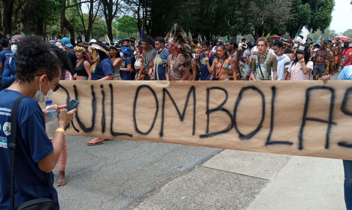 Estudantes quilombolas e indígenas protestam por acesso a universidade