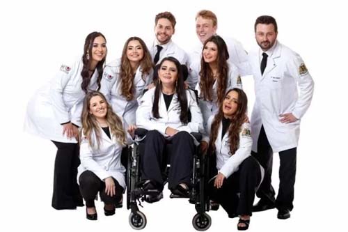 Estudante tetraplégica se forma em medicina na Unioeste