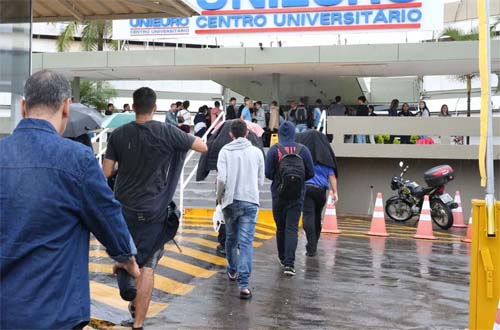 Estudantes começam a receber primeira parcela do Programa Pé-de-Meia