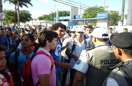 Protesto de estudantes volta a bloquear Fernandes Lima
