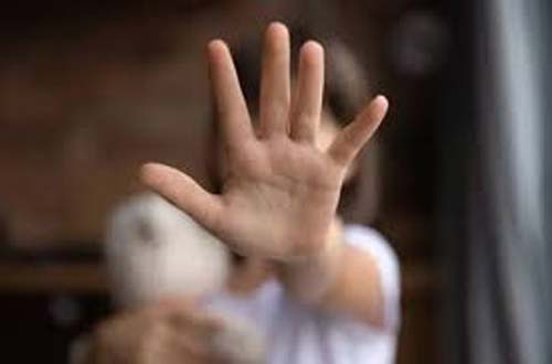 “Papai colocou o dedo”: Homem é condenado a 18 anos de prisão por estupro de filha de 4 anos
