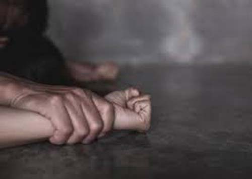 Pai é suspeito de estuprar a própria filha e mãe denuncia caso à polícia