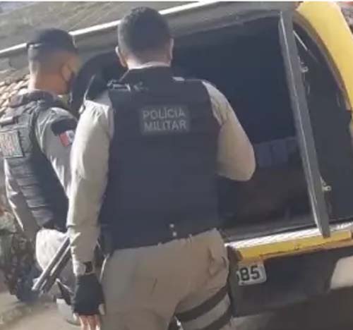 Criminoso invade casa e estupra jovem de 18 anos na frente do filho