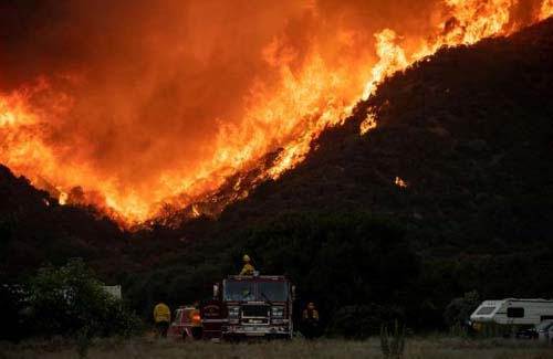 Incêndio florestal de 4.000 hectares provoca evacuações na Califórnia