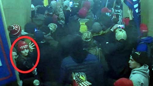 Brasileira de 32 anos é presa nos EUA por invadir o Capitólio