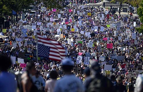 Dezenas de milhares protestam pelo direito ao aborto nos Estados Unidos