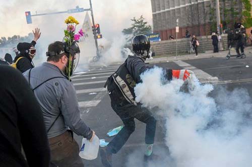 EUA têm prisões e violência na 5ª noite de atos após morte de Floyd