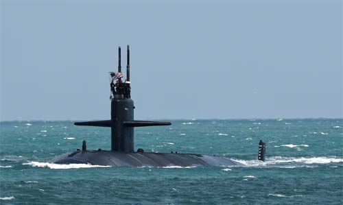 Trump envia dois submarinos nucleares para áreas próximas à Rússia