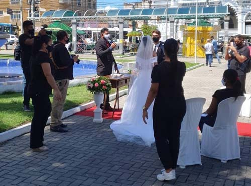 Setor de eventos protesta realizando casamento simbólico no centro de Maceió