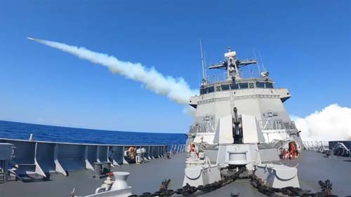 EUA e seus aliados afundam falso navio chinês em manobra militar
