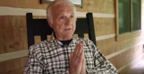 Padre abandona batina, se assume gay e vira astro pornô aos 83 anos