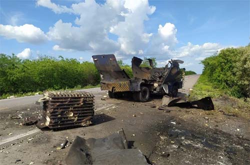 Bandidos explodem carro-forte, mas não conseguem levar o dinheiro do cofre