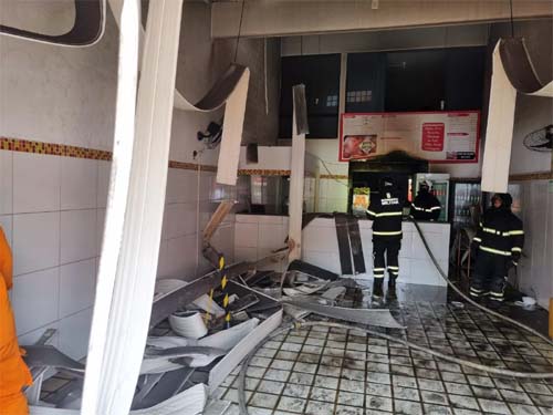 Explosão em galeteria em Mangabeiras deixa feridos e local parcialmente destruído