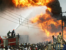 Explosão em oleoduto deixa pelo menos 15 mortos na Nigéria