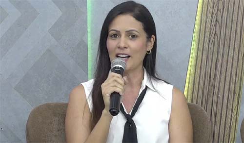 Ex-primeira-dama de Lagoa da Canoa participa de entrevista como especialista em educação após envolvimento em escândalo de desvio de verbas