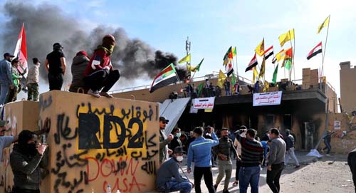 Tropas dos EUA disparam gás lacrimogêneo contra manifestantes perto da embaixada no Iraque