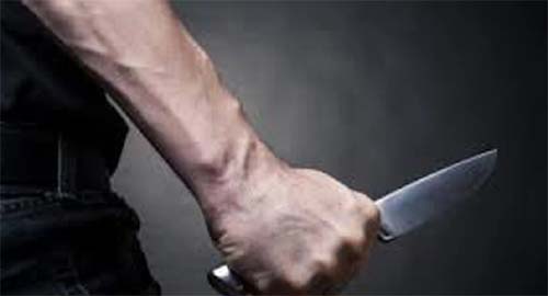 Mulher é esfaqueada por criminoso em frente à igreja durante discussão