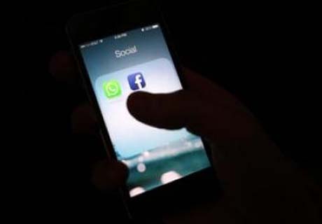 União Europeia autoriza compra do WhatsApp pelo Facebook