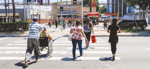 Desrespeito ao uso da faixa de pedestres ainda é prática comum