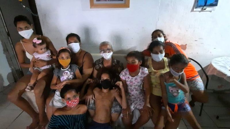 Fome e pandemia nas favelas: ‘Meus netos comem menos para eu almoçar’