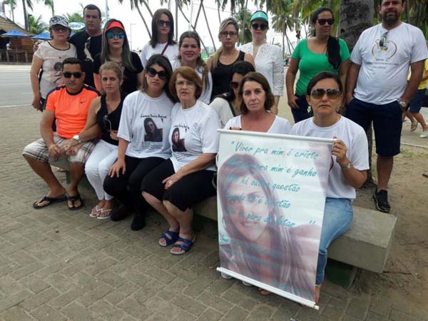 Familiares de Giovanna Tenório fazem protesto na orla de Maceió