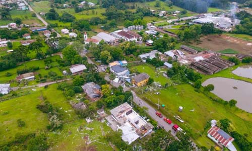 Tempestade Repentina com Ventos de Mais de 100 km/h Causa Estragos em Farroupilha, RS