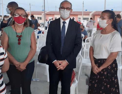 Fecomércio participa de entrega de casas em Campo Alegre