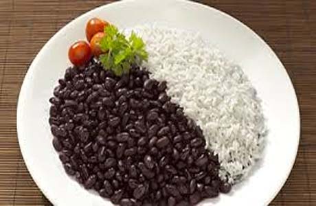 Apesar da inflação, mistura 'arroz com feijão' está mais barata
