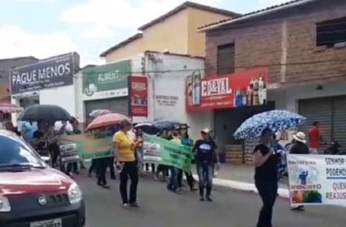 Professores da rede municipal de ensino de Feira Grande estão em greve por reajuste salarial