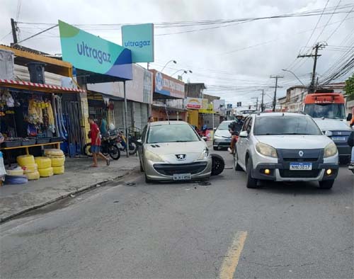 Mulher fica ferida em colisão entre ambulância e dois carros