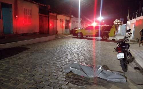 Mulher de 27 anos é morta a facadas na porta de casa em Arapiraca