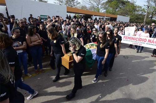 Velório da 23° vítima de feminicídio no DF é marcado por protestos