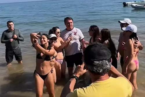Bolsonaro passa feriado na casa de Wajngarten e é aplaudido em praia de SP