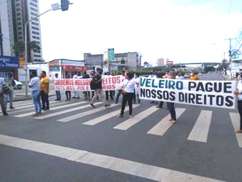 Ex-funcionários da empresa Veleiro fazem protestos e bloqueiam parcialmente a Av. Fernandes Lima