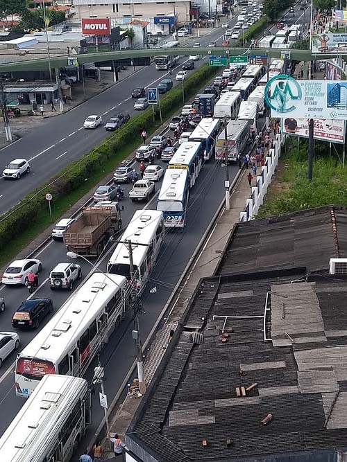 Trabalhadores da Veleiro bloqueiam Fernandes Lima, em Maceió