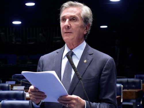 Em discurso, Collor desafia que provem ligação com venda de imóveis