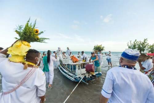 Celebração das Águas: Uma homenagem à cultura afro e à espiritualidade na orla de Pajuçara