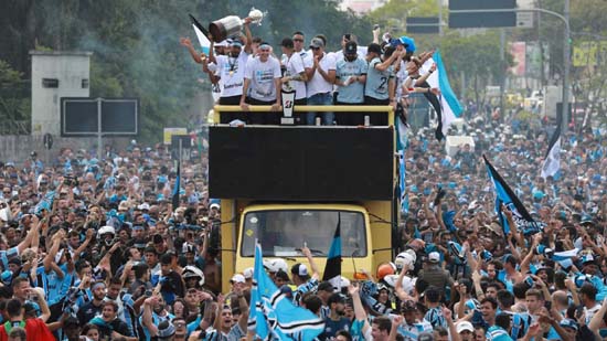 Grêmio é recebido com festa e provocações ao Internacional