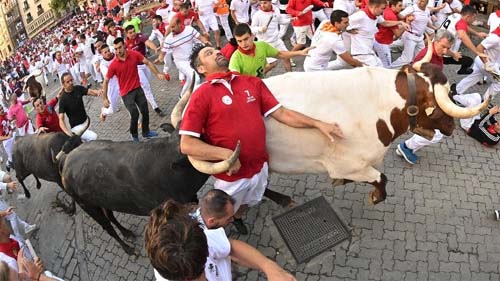 San Fermín: corridas com touros deixam 27 feridos na Espanha