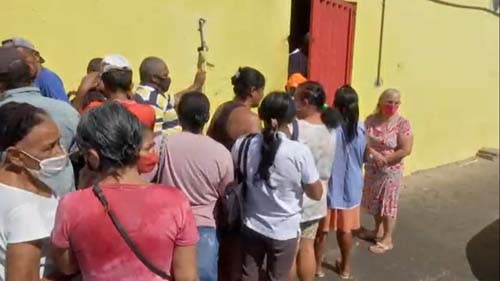 Açougue tem fila para doação de ossos em Cuiabá para famílias carentes